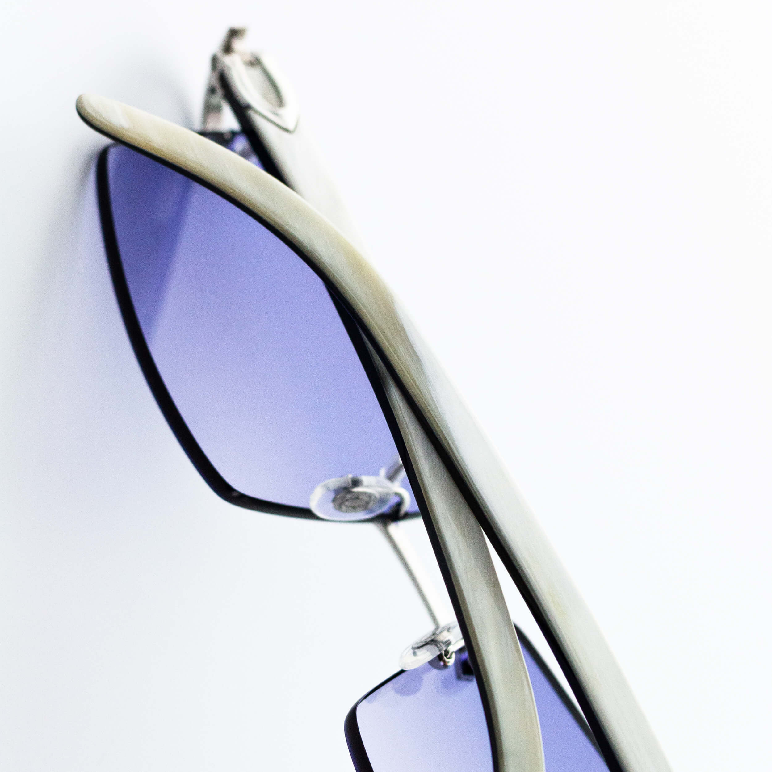Cartier White Horn Glasses with Platinum Detail & Smoke Purple Lens CT0046O-002 - Image 5